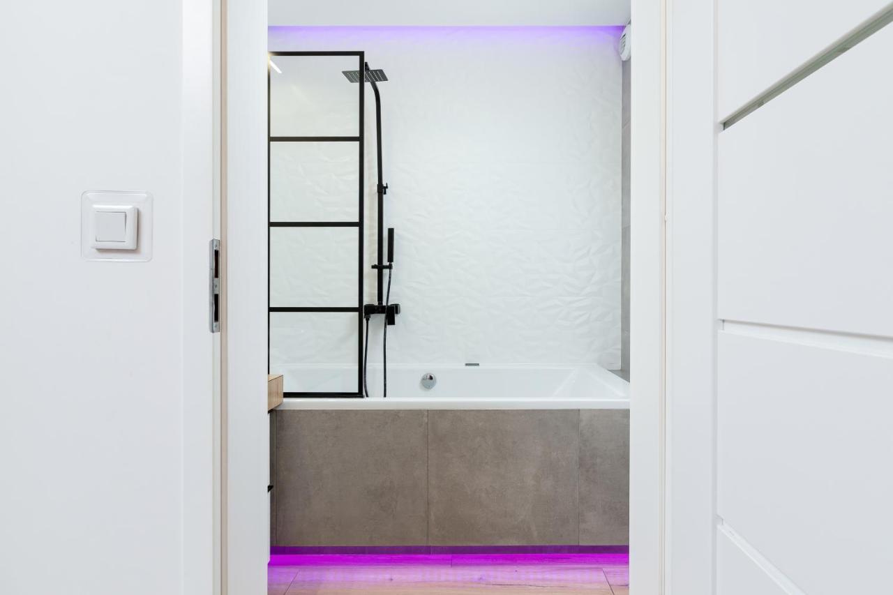 Movie Jacuzzi Apartment At The Main Station By Noclegi Renters Krakow Dış mekan fotoğraf